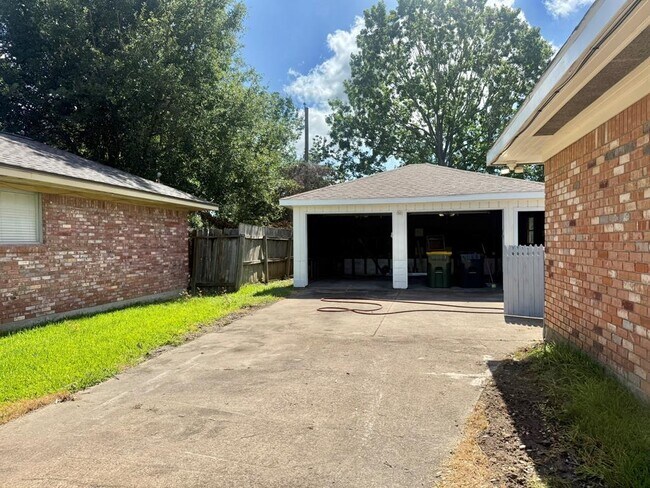 Building Photo - 2107 Old Alvin Rd