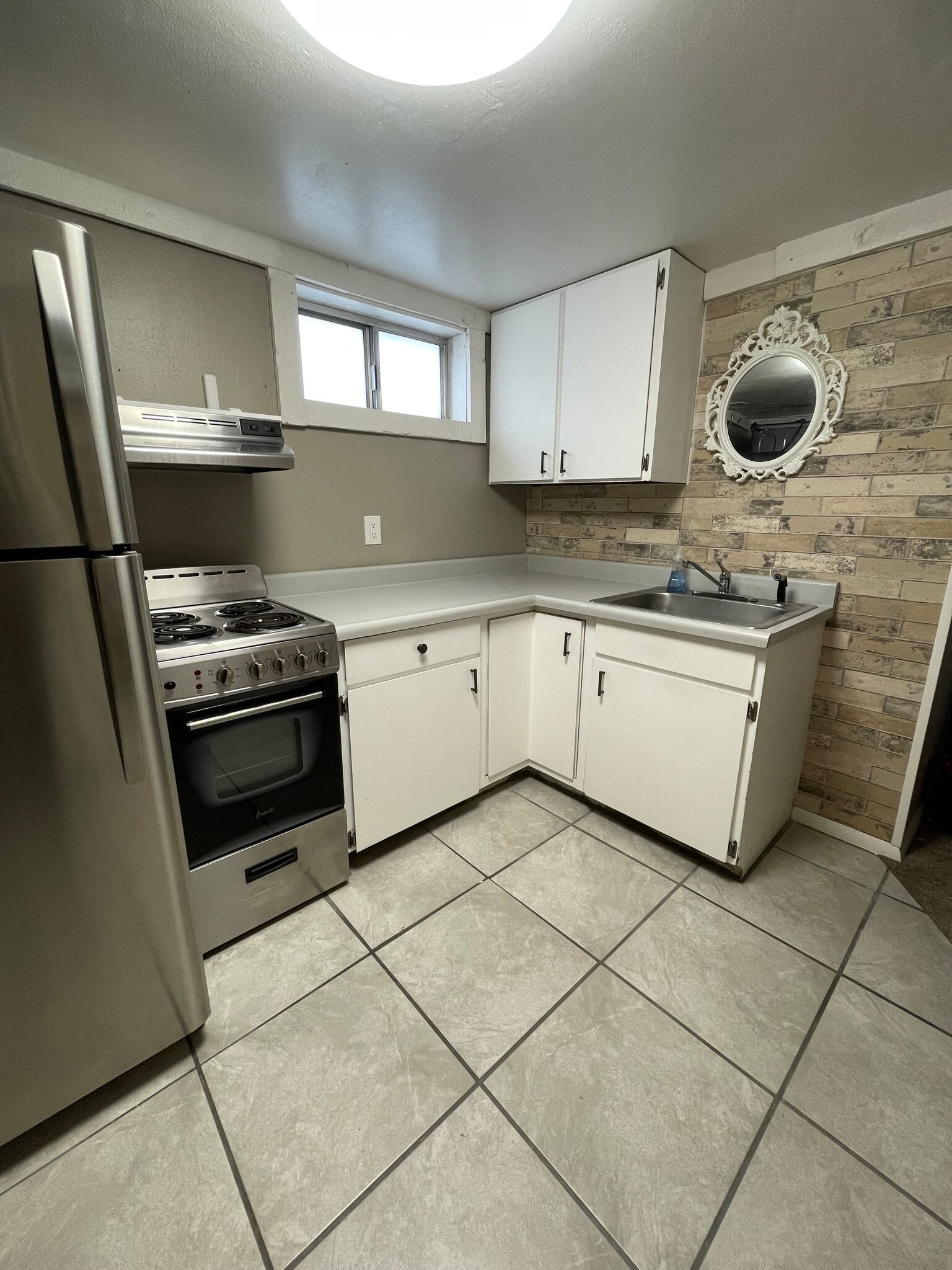 Building Photo - 842 200 E