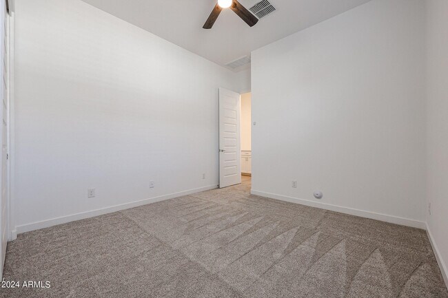Building Photo - 7702 W Jackrabbit Ln