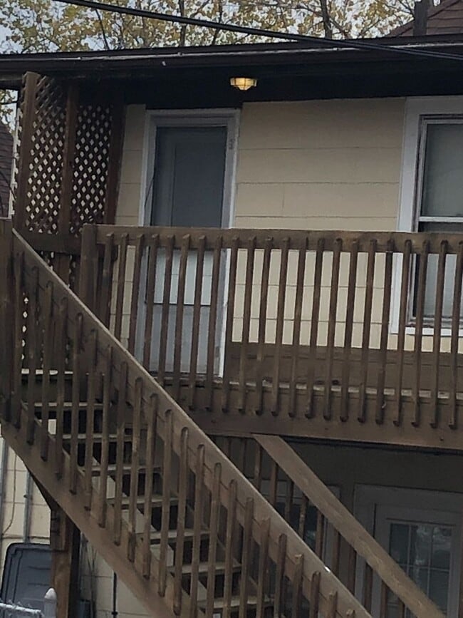 Building Photo - Varsity Management