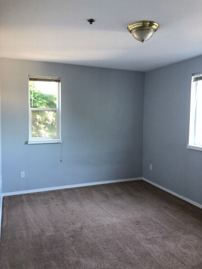 Building Photo - Modern and spacious 2 bedroom condo with bonus room!