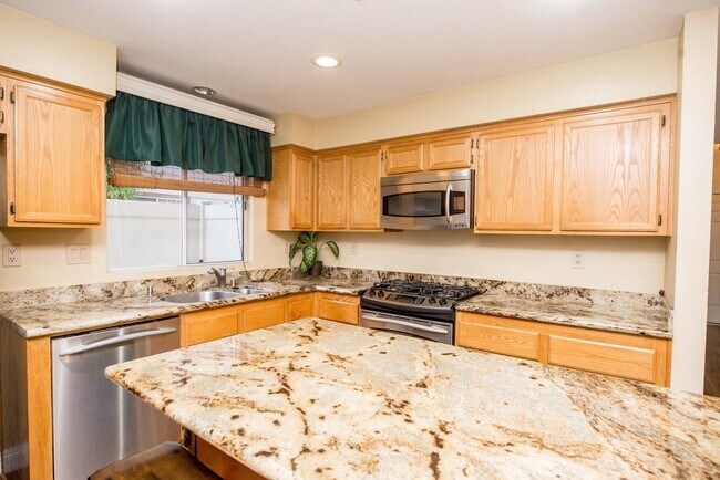 Building Photo - Beautiful Townhouse in the desirable Anaheim Packing District!