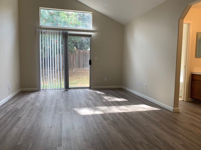 Building Photo - Spacious 3 Bedroom / 2 Bath Home with a Bo...
