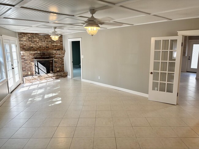 Building Photo - 32 Bay Dr SE