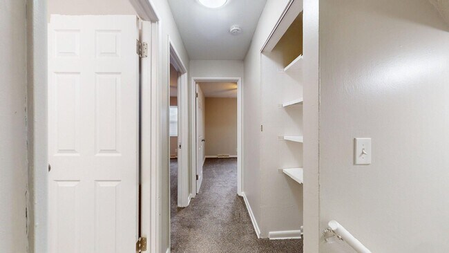Building Photo - Elyria - updated 2 bedroom/1 bath townhouse.