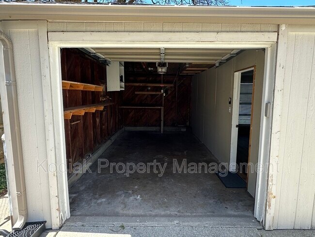 Building Photo - 172 S 200 E