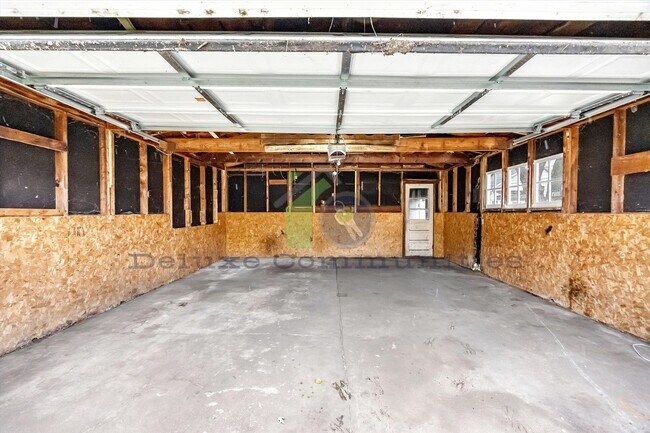 Building Photo - Spacious 4 Bedroom- Whole Home!