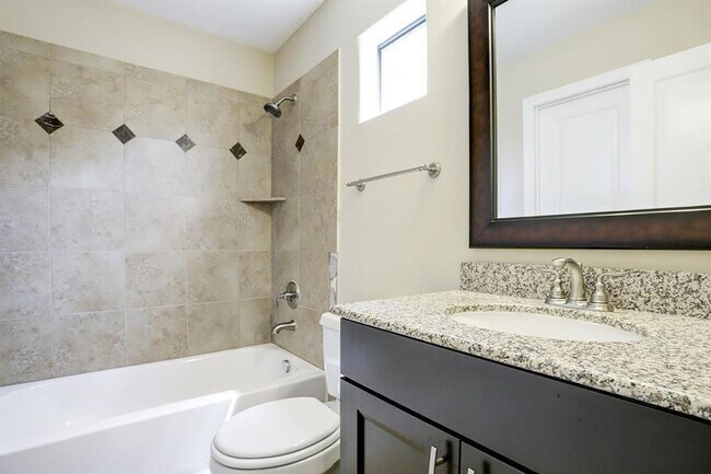Building Photo - Gorgeous Contemporary Three Bedroom!