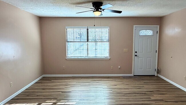 Building Photo - 2 Bedroom Home w/ Flex Room, fenced in yard - Close to base!!