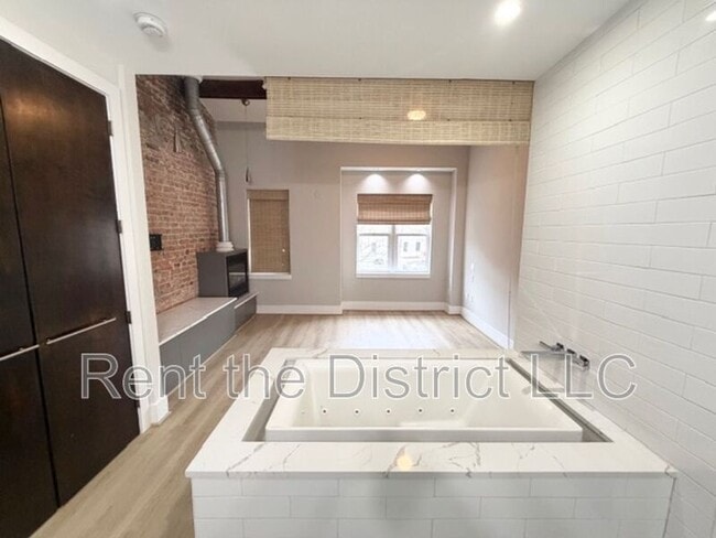 Building Photo - 1716 V St NW