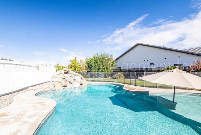 Building Photo - 4 Bedroom/3 Bath Home with Solar, Pool and...