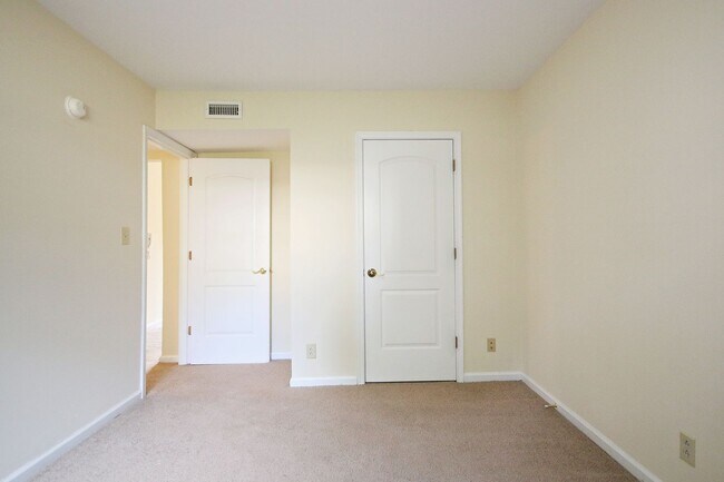 Building Photo - Dog-Friendly Villas at Southern Ridge Apar...