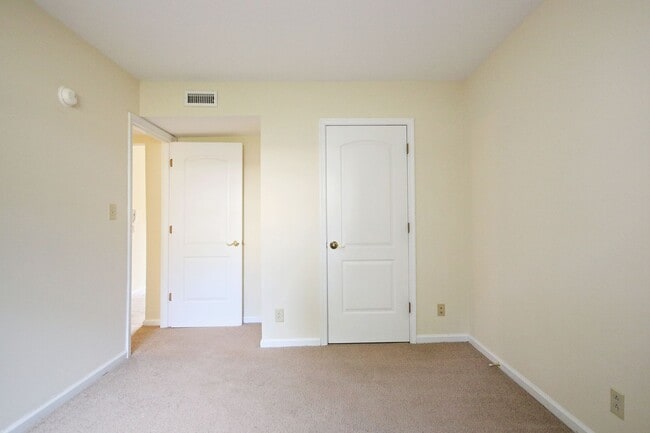 Building Photo - Pet-Friendly Villas at Southern Ridge Apar...
