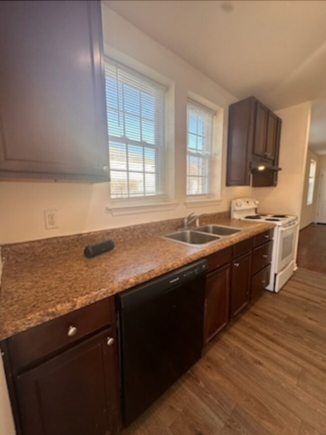 Building Photo - Three Bedroom Condo - Centrally Located Suffolk!