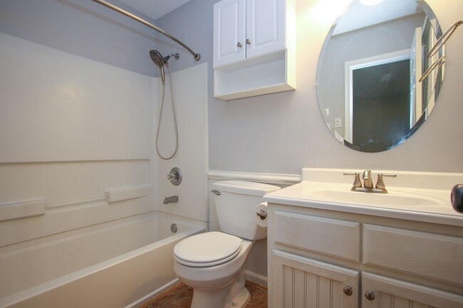 Building Photo - 130 Camelot Crescent