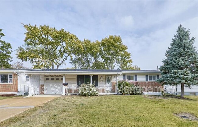 Building Photo - 803 Holiday Ave