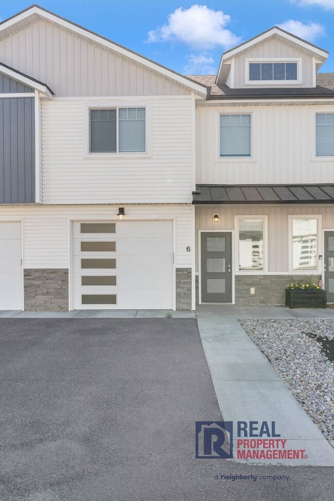 Building Photo - 3 Bedroom 2.5 Bathroom Town Home - 1 Car Garage - dog negotiable
