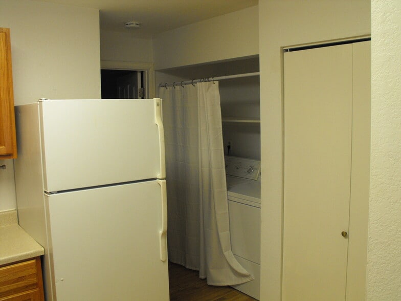 Hallwasy looking towrds bed room - 165 S Sable Blvd