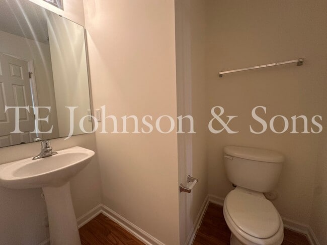 Building Photo - Spacious 3 Bedroom with Main Level Primary Suite