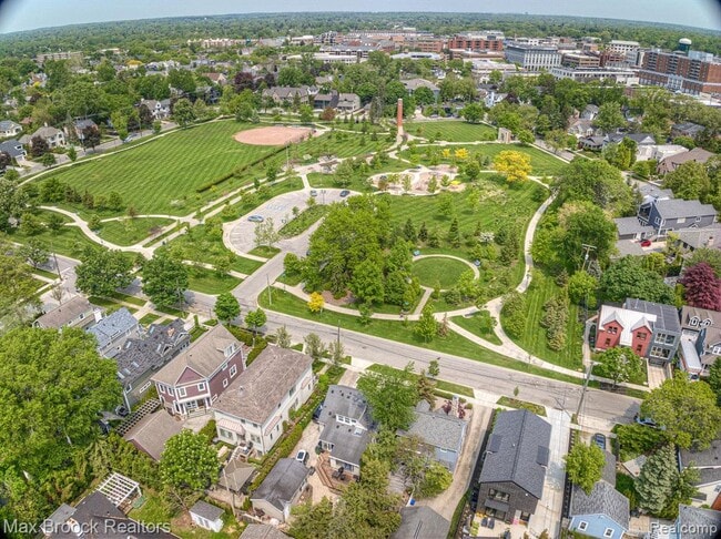 Building Photo - 328 George St