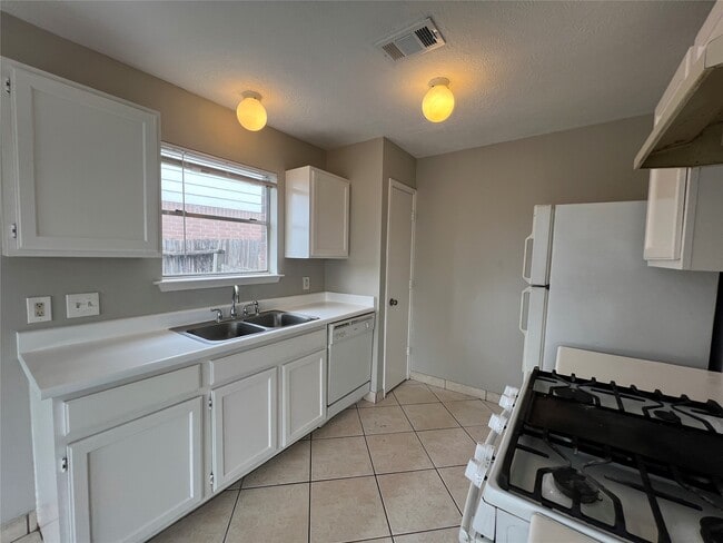 Building Photo - 8811 Baskove Dr