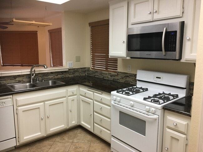 Building Photo - 2 Bed, 2 1/2 Bath Townhome with 1 car garage!