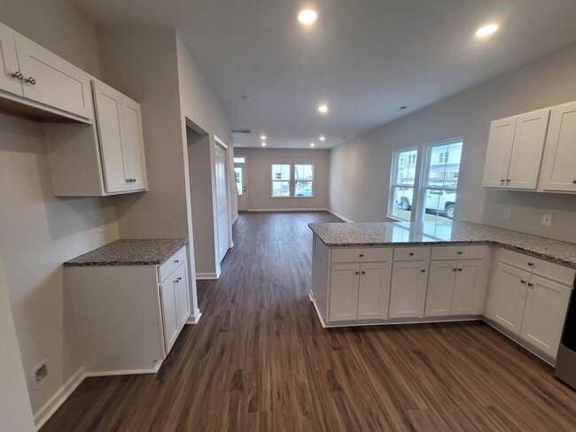 Building Photo - Welcome to our townhouse in the beautiful location of Leland, NC.