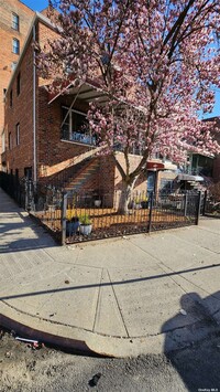 Building Photo - 851 Crown St