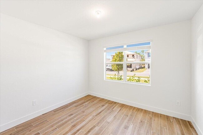 Building Photo - 6751 SE Pk Trce Dr