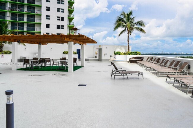 Building Photo - 1750 N Bayshore Dr