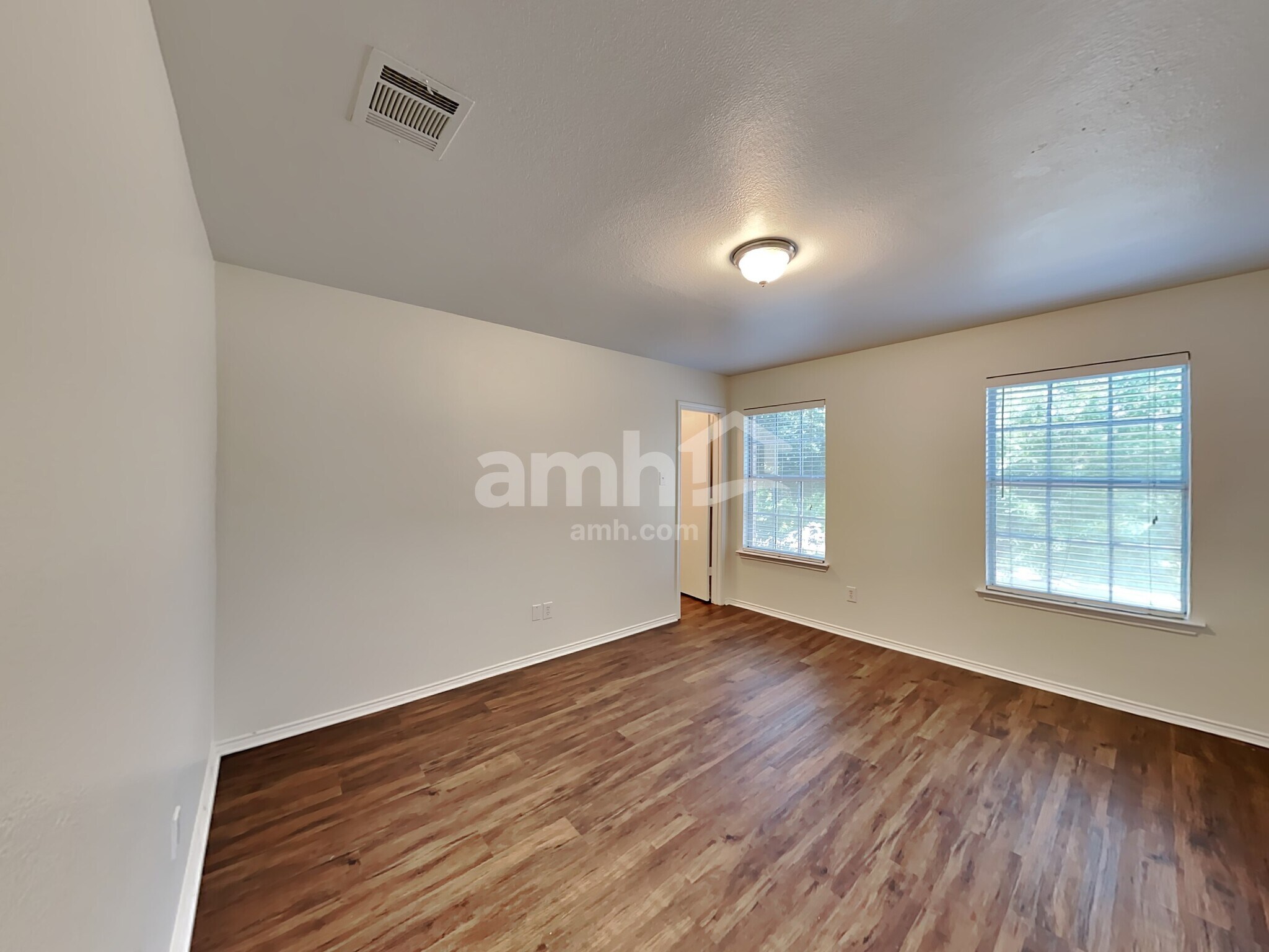 Building Photo - 2014 Kingsbridge Dr