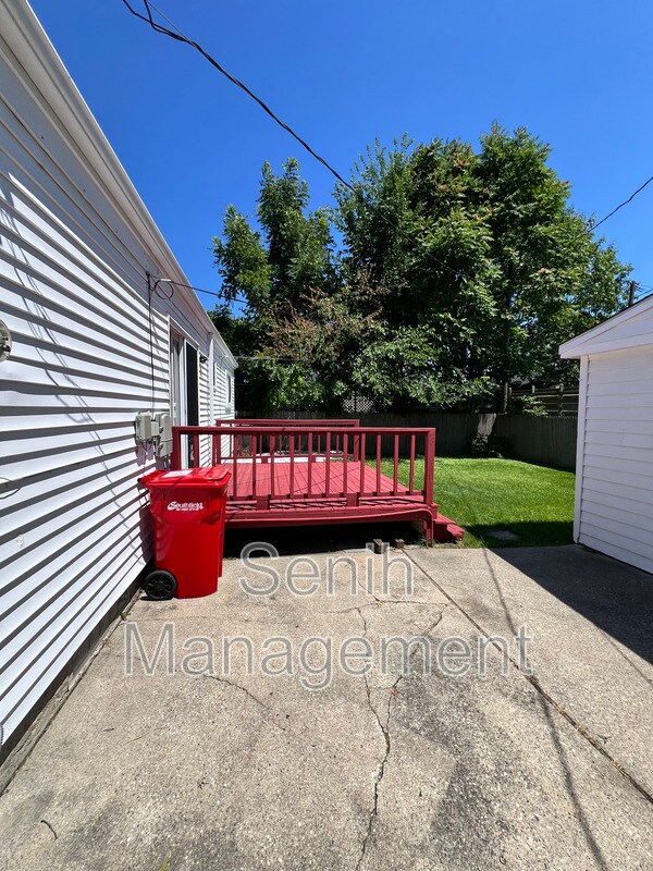 Building Photo - 15855 13 Mile Rd