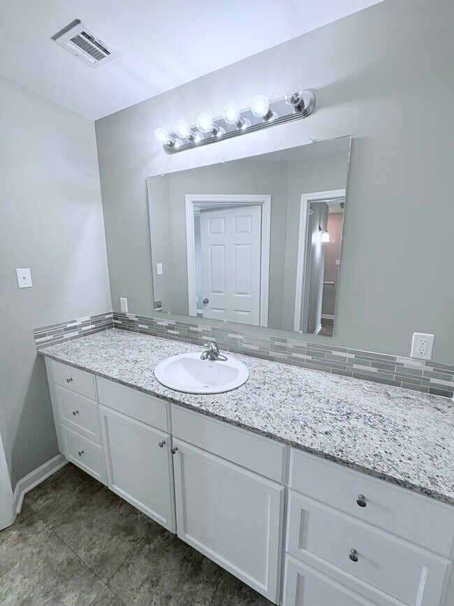 Building Photo - 1534 S Patout St