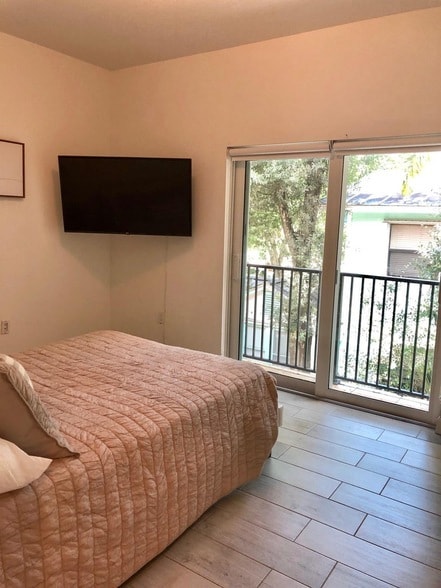 Building Photo - 2362 SW 18th Ave