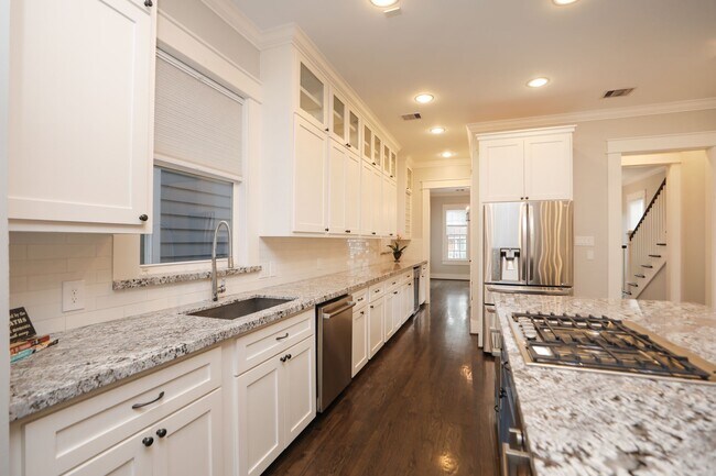 Building Photo - 907 E 25th St