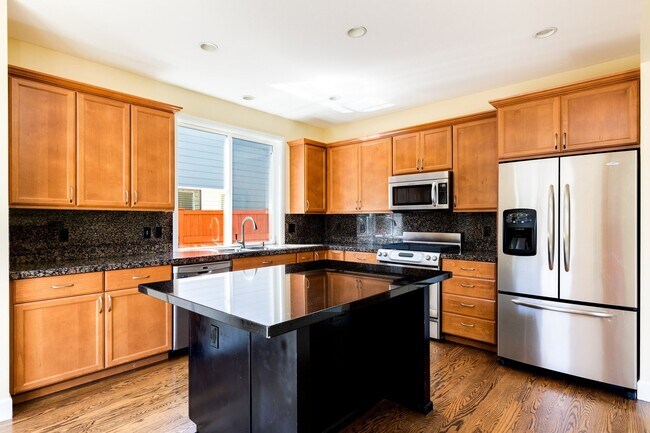 Building Photo - Beautiful 5 Bedroom 3 Bath Redmond Home!