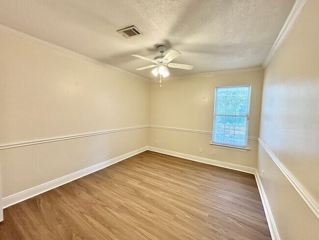 Building Photo - Charming 3-Bedroom Duplex