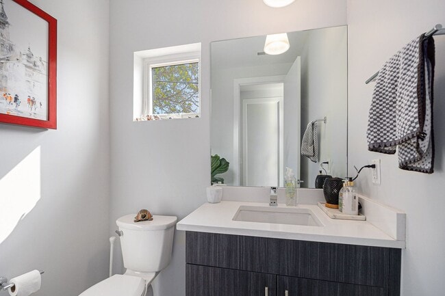 Building Photo - End unit 2bed/2.5 bath plus bonus office/r...