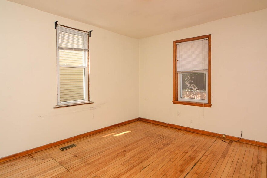 Building Photo - 2622 N Marshfield Ave