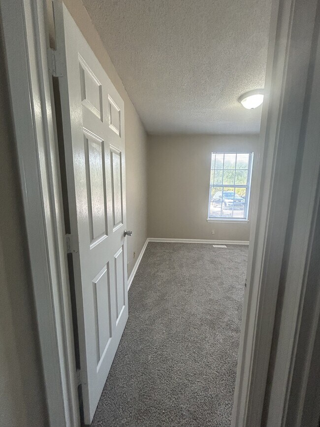 Building Photo - 2070 Carneal Ln