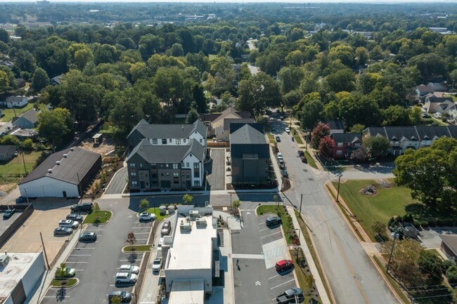 Building Photo - 2 BR 2.5 BA- Downtown Greenville Townhome-...
