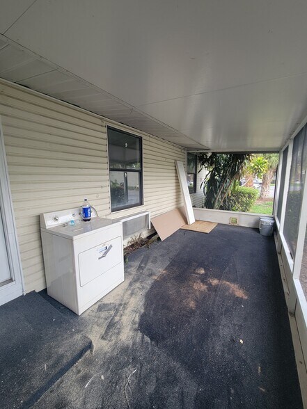 Large screened patio - 4079 E Michigan St