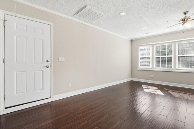 Building Photo - 10 Chamois Ct