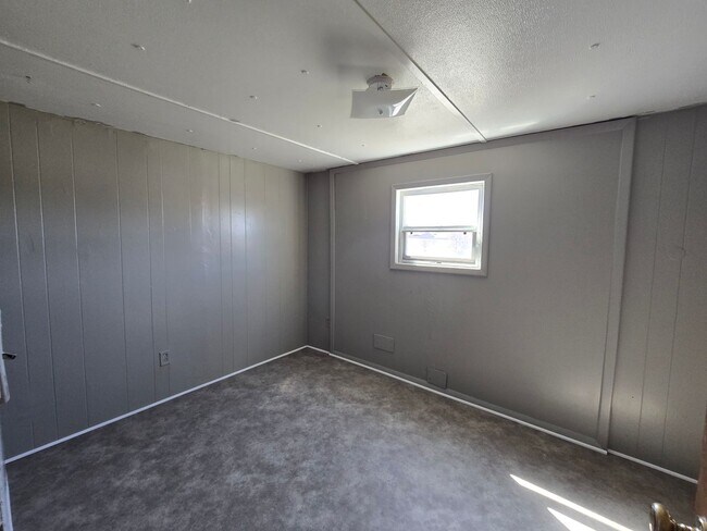 Building Photo - 2 bed, 1 bath Trailer House