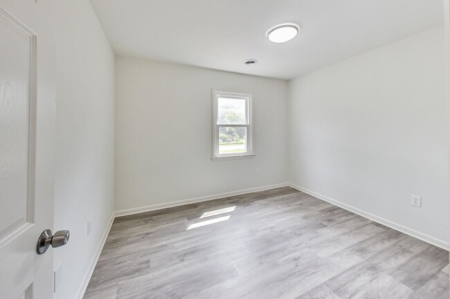 Building Photo - 5 Bed / 3 Bath / deep lot/ 2 driveways and...