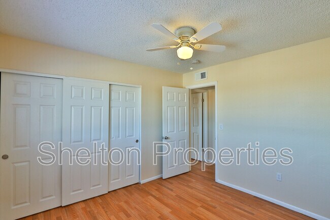 Building Photo - 860 E Brown Rd