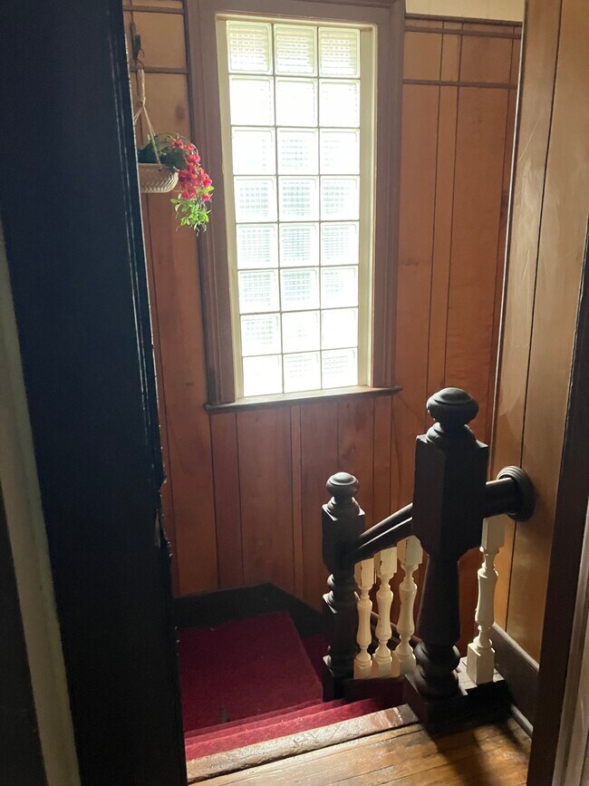 Building Photo - 517 11th Ave W