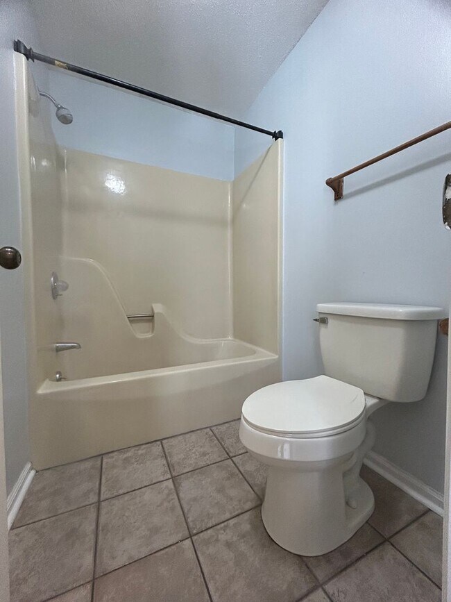 Building Photo - Spacious 3 bed 5 bath condo located in the...