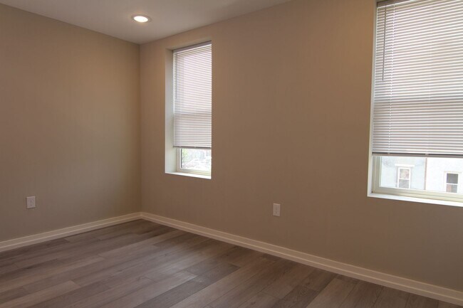 Building Photo - 3945 Baring St