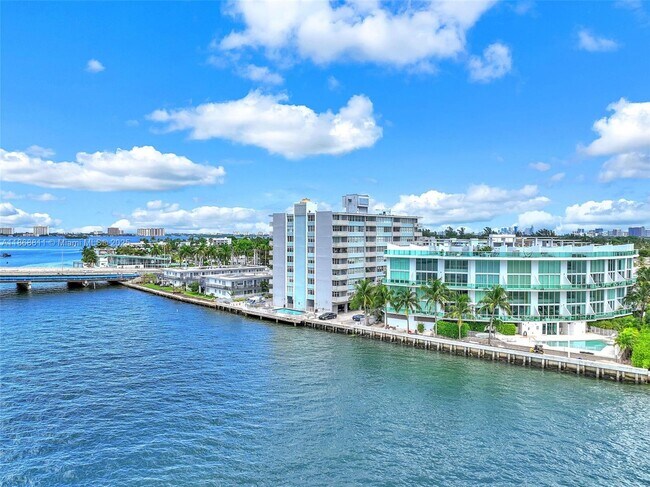 Building Photo - 2000 Bay Dr